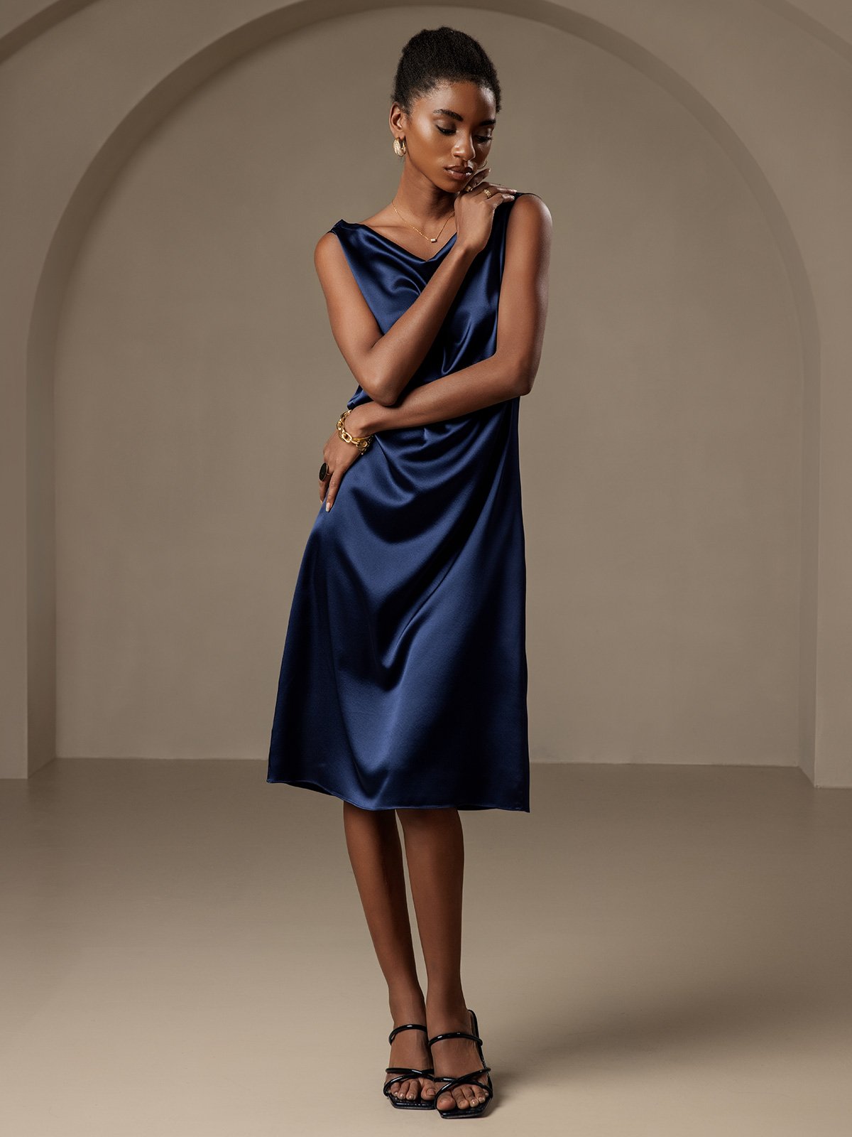 19Momme Robe sans manches en soie élégante à col bénitier