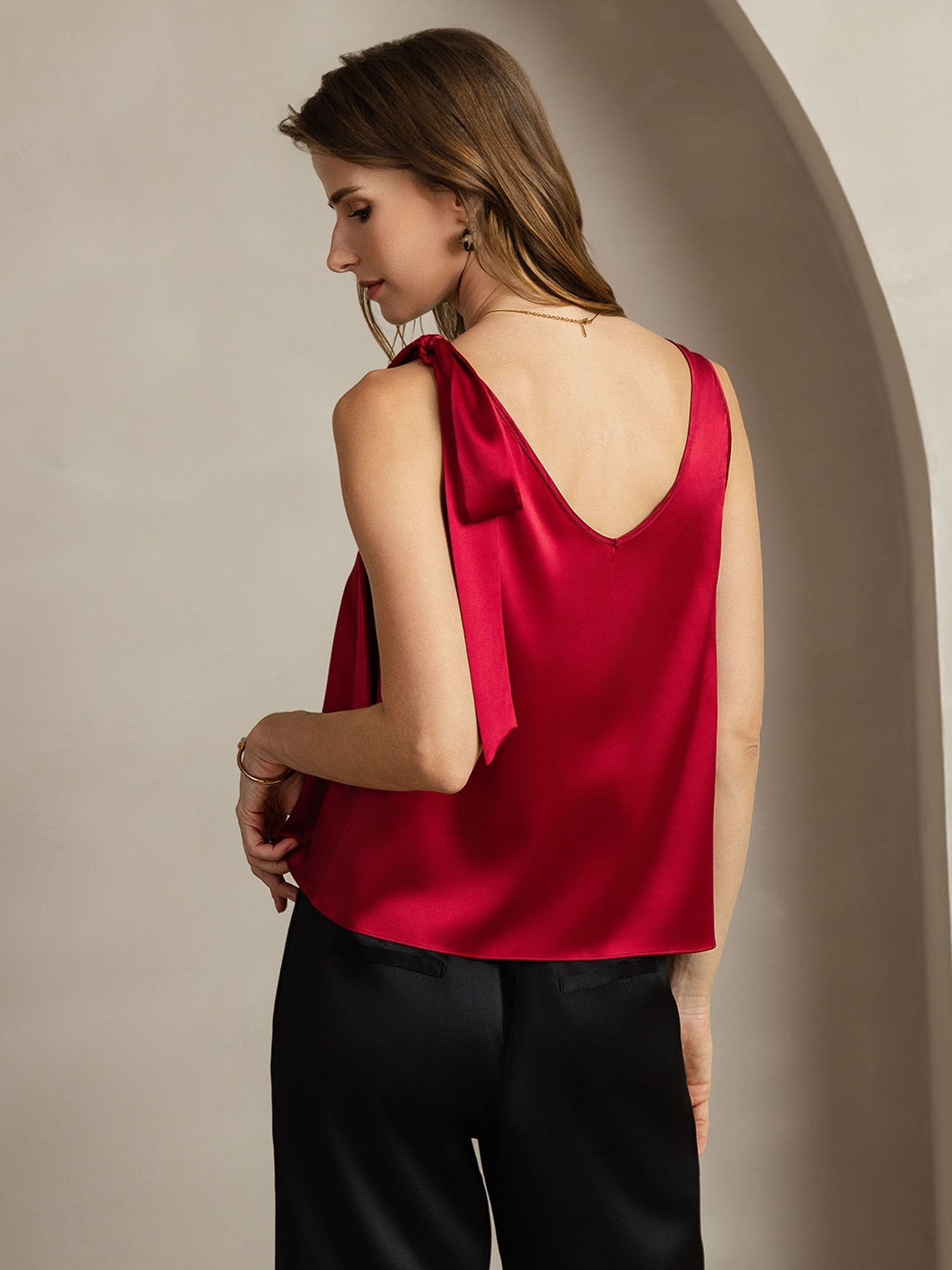 Débardeur en soie 19Momme à encolure en V avec nœuds à nouer