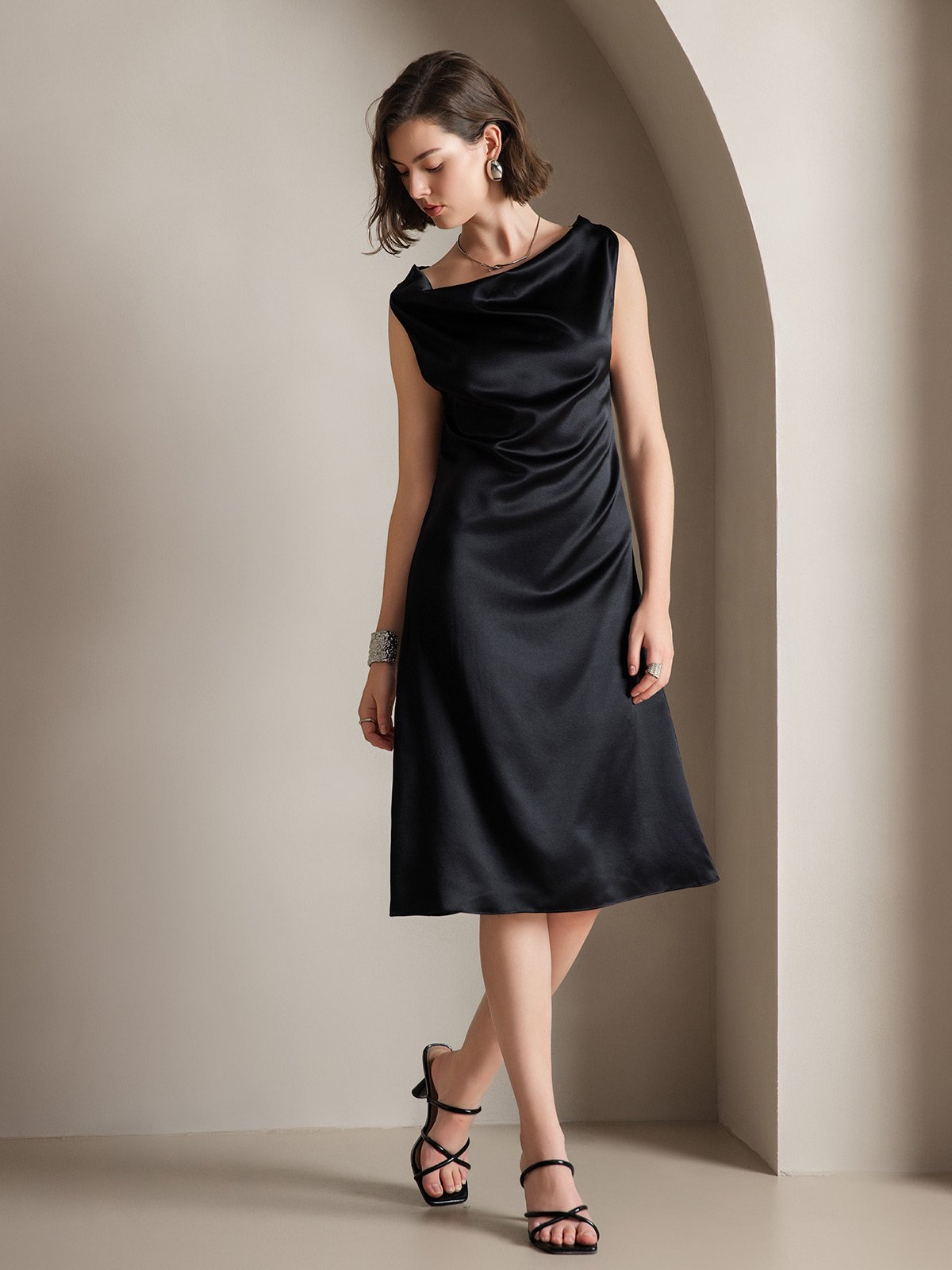 19Momme Robe sans manches en soie élégante à col bénitier