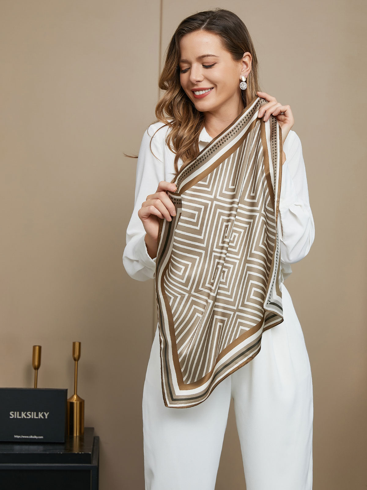 Foulard Carré Motif Géométrique en Pure Soie 53x53cm