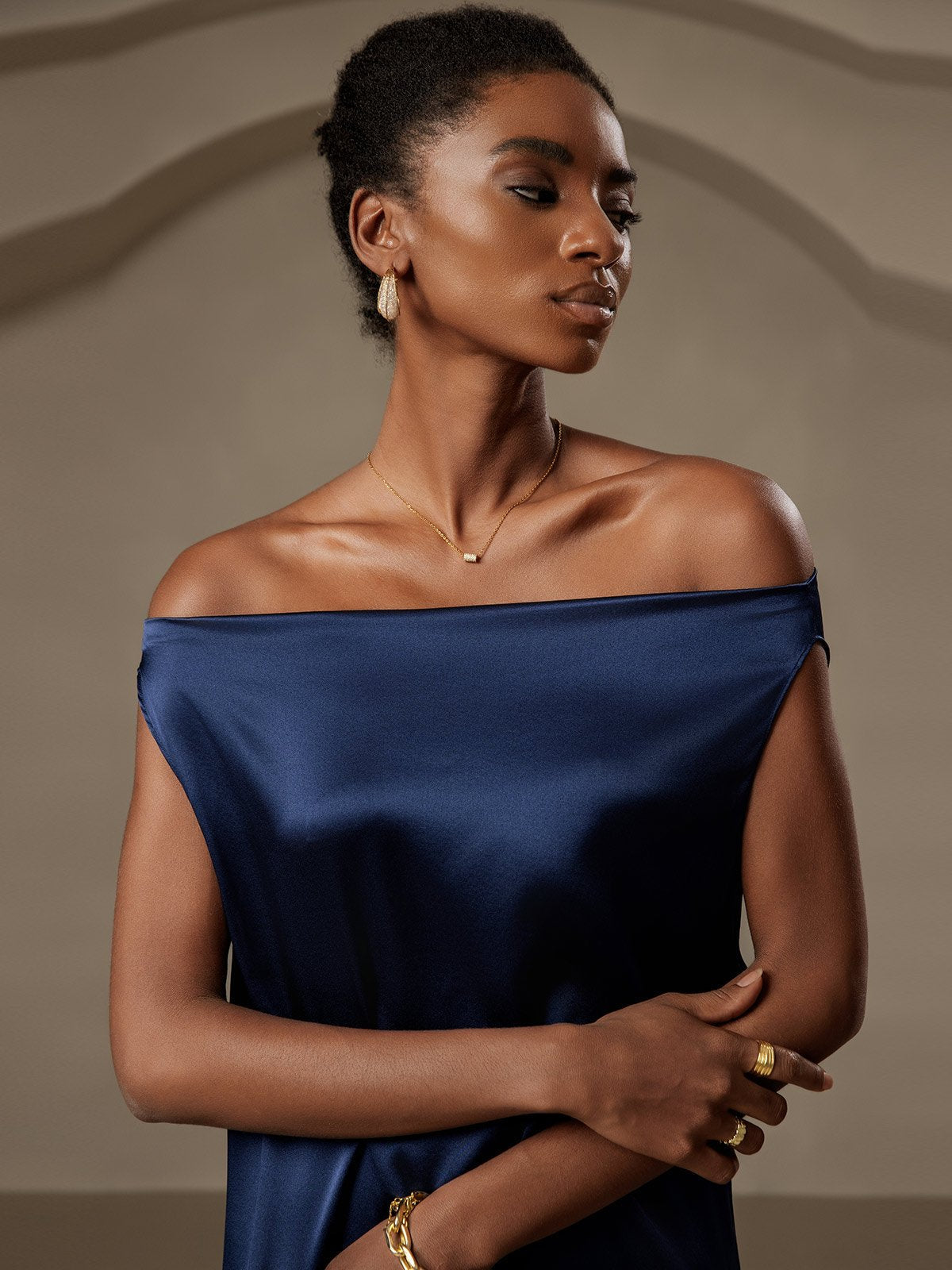 19Momme Robe sans manches en soie élégante à col bénitier